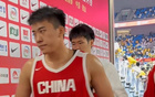男篮溃败乌拉圭！李悦洲低头，全队沉默不语，现场球迷高喊加油！